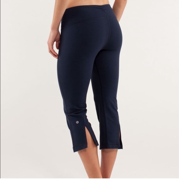Lululemon‎ Gather and Crow Crop Navy 4 - Picture 1 of 3